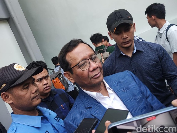 Mahfud Md saat memeberi keterangan usai mengisi kuliah umum di FH UGM, Rabu (14/8/2024).