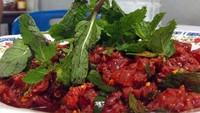 Makanan aneh dan ekstrem selanjutnya terbuat dari daging sapi muda yang masih segar. Daging sapi ini dimarinasi dengan darah dan diberikan daun mint. Santapan ini mirip dengan salad. Foto: site news