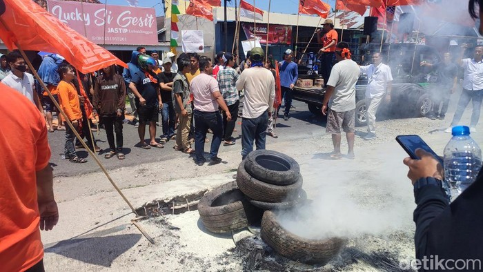 Massa melakukan aksi demo di Kantor Kejari Lubuklinggau .