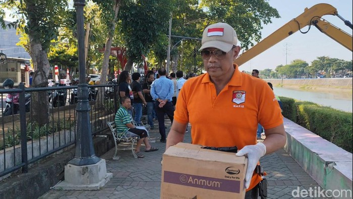 Tim Inafis Polrestabes Semarang saat mengevakuasi jasad orok bayi yang ditemukan di Banjir Kanal Barat, Rabu (14/8/2024).