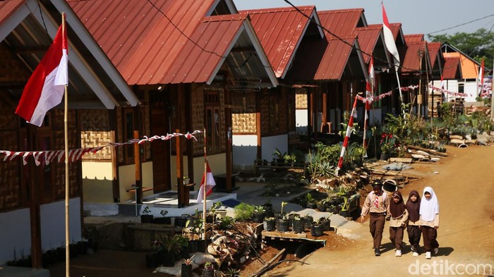 Melihat Hunian Tetap Warga Korban Tanah Bergerak di Sukabumi Kepala Badan Pelaksana BPKH Fadlul Imansyah berbincang dengan warga korban bencana retakan tanah di hunian tetap (Huntap) Kampung Haji BPKH, Desa Kertaangsana, Kecamatan Nyalindung, Kabupaten Sukabumi, Jawa Barat, Rabu (14/8/2024). Badan Pengelola Keuangan Haji bersama pemerintah Kabupaten Sukabumi memberikan 129 hunian untuk korban bencana alam tanah bergerak. Hunian tetap ini berdiri dilahan seluas 5 hektar dan diberi nama Kampung Haji BPKH