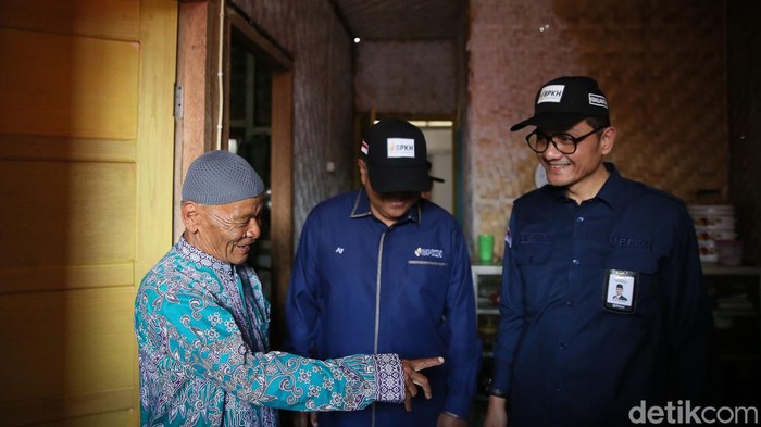 Melihat Hunian Tetap Warga Korban Tanah Bergerak di Sukabumi Kepala Badan Pelaksana BPKH Fadlul Imansyah berbincang dengan warga korban bencana retakan tanah di hunian tetap (Huntap) Kampung Haji BPKH, Desa Kertaangsana, Kecamatan Nyalindung, Kabupaten Sukabumi, Jawa Barat, Rabu (14/8/2024). Badan Pengelola Keuangan Haji bersama pemerintah Kabupaten Sukabumi memberikan 129 hunian untuk korban bencana alam tanah bergerak. Hunian tetap ini berdiri dilahan seluas 5 hektar dan diberi nama Kampung Haji BPKH