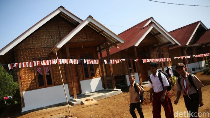 Melihat Hunian Tetap Warga Korban Tanah Bergerak di Sukabumi Kepala Badan Pelaksana BPKH Fadlul Imansyah berbincang dengan warga korban bencana retakan tanah di hunian tetap (Huntap) Kampung Haji BPKH, Desa Kertaangsana, Kecamatan Nyalindung, Kabupaten Sukabumi, Jawa Barat, Rabu (14/8/2024). Badan Pengelola Keuangan Haji bersama pemerintah Kabupaten Sukabumi memberikan 129 hunian untuk korban bencana alam tanah bergerak. Hunian tetap ini berdiri dilahan seluas 5 hektar dan diberi nama Kampung Haji BPKH