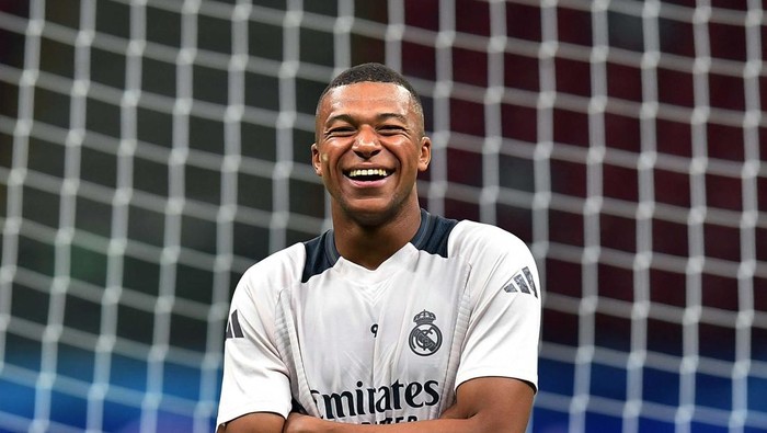 Soccer Football - UEFA Super Cup - Real Madrid Training - National Stadium, Warsaw, Poland - August 13, 2024
Real Madrids Kylian Mbappe and Luka Modric during training REUTERS/Jennifer Lorenzini