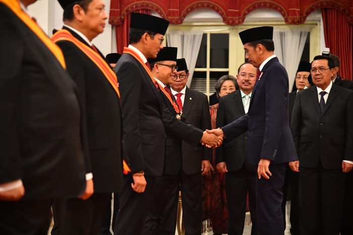 MenPAN-RB Terima Tanda Kehormatan Bintang Mahaputera Pratama dari Jokowi