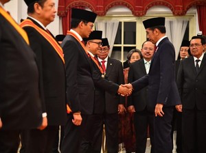 MenPAN-RB Terima Tanda Kehormatan Bintang Mahaputera Pratama dari Jokowi