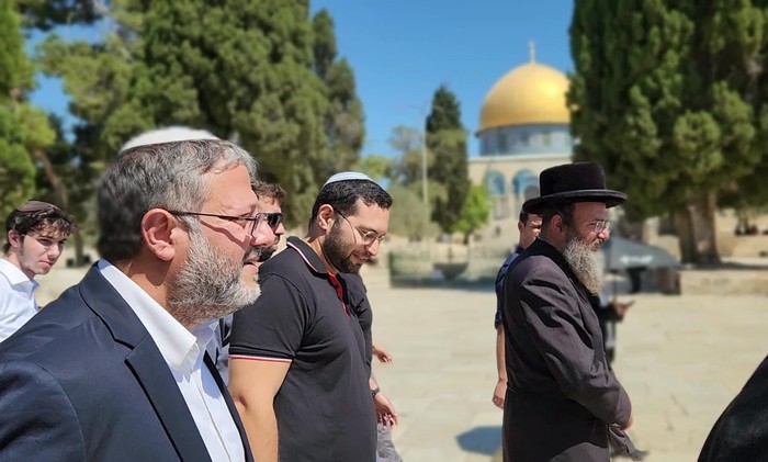 Menteri Keamanan Nasional Israel Itamar Ben-Gvir memimpin ibadah pemukim Israel di Masjid Al Aqsa. Aksi ini pun membuat polisi menghalangi jemaah muslim masuk ke masjid.