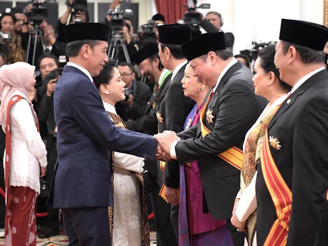Menteri Koordinator Bidang Perekonomian Airlangga Hartarto menerima penganugerahan Tanda Kehormatan Bintang Republik Indonesia Utama dari Presiden Joko Widodo (Jokowi).