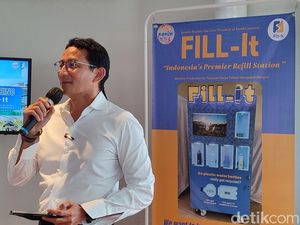 Sandiaga Resmikan Fill-It, Mesin Air Isi Ulang di Halte Transjakarta