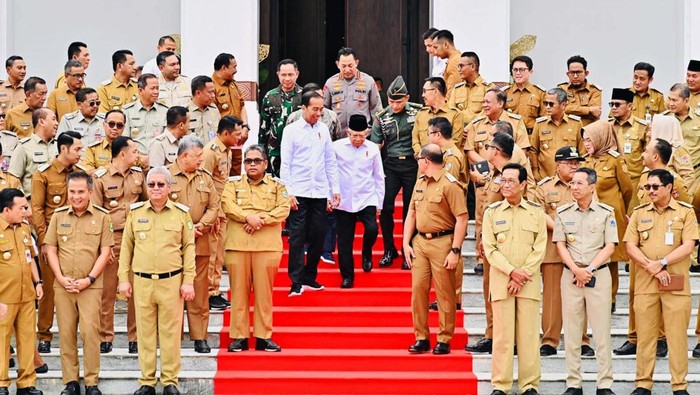 Presiden Jokowi memberi pengarahan kepada kepala daerah di IKN. Panglima TNI Jenderal TNI Agus Subiyanto turut menghadiri itu.