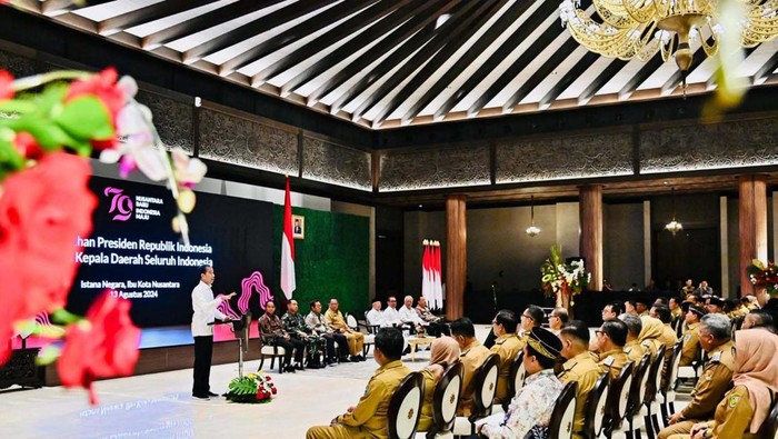 Momen Jokowi Beri Arahan ke Kepala Daerah di IKN Presiden Jokowi memberi pengarahan kepada kepala daerah di IKN. Panglima TNI Jenderal TNI Agus Subiyanto turut menghadiri itu.