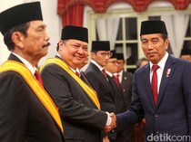 Momen Jokowi Beri Tanda Kehormatan ke 64 Tokoh di Istana Negara