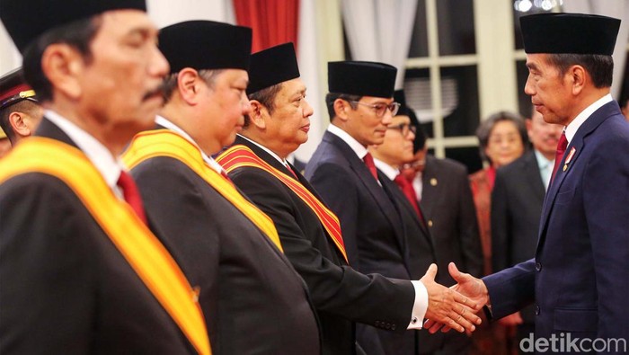 Presiden Jokowi memberikan anugerah tanda jasa dan kehormatan kepada 64 tokoh di Istana Negara. Para tokoh itu mulai dari menteri, wakil menteri hingga seniman.