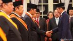 Momen Jokowi Beri Tanda Kehormatan ke 64 Tokoh di Istana Negara