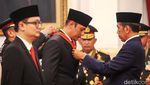 Momen Jokowi Beri Tanda Kehormatan ke 64 Tokoh di Istana Negara