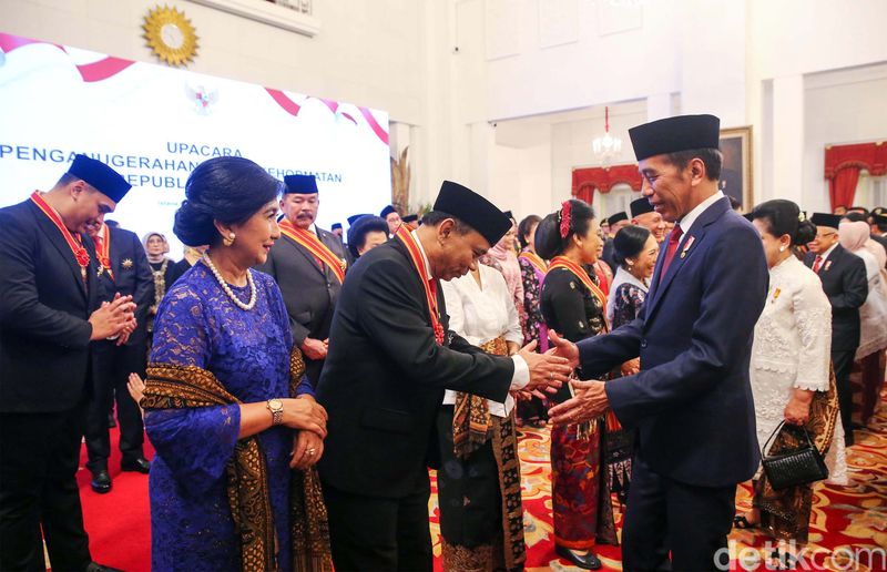 Presiden Jokowi memberikan anugerah tanda jasa dan kehormatan kepada 64 tokoh di Istana Negara. Para tokoh itu mulai dari menteri, wakil menteri hingga seniman.