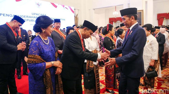 Presiden Jokowi memberikan anugerah tanda jasa dan kehormatan kepada 64 tokoh di Istana Negara. Para tokoh itu mulai dari menteri, wakil menteri hingga seniman.