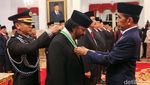 Momen Jokowi Beri Tanda Kehormatan ke 64 Tokoh di Istana Negara