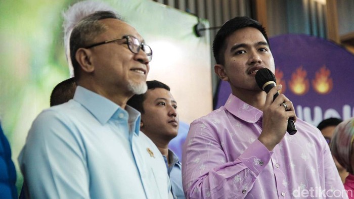 Ketum PSI Kaesang Pangarep bertemu Ketum PAN Zulkifli Hasan. Zulhas mengundang Kaesang menghadiri Kongres PAN tanggal 23 Agustus 2024 di Jakarta.