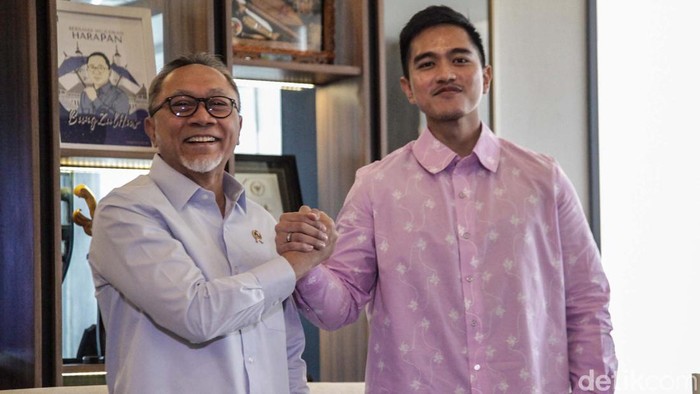 Momen Kaesang Bertemu Zulhas, Diundang ke Kongres PAN Ketum PSI Kaesang Pangarep bertemu Ketum PAN Zulkifli Hasan. Zulhas mengundang Kaesang menghadiri Kongres PAN tanggal 23 Agustus 2024 di Jakarta.