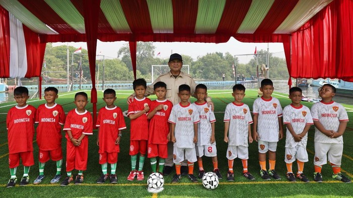 Mantan Menteri Pertahanan Bermain Sepak Bola dengan Anak Muara Angke, Jakarta Utara