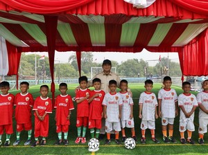Momen Prabowo Main Bola Bareng Anak-anak di Muara Angke Jakut