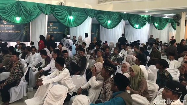 Momen pernikahan massal di Majalengka