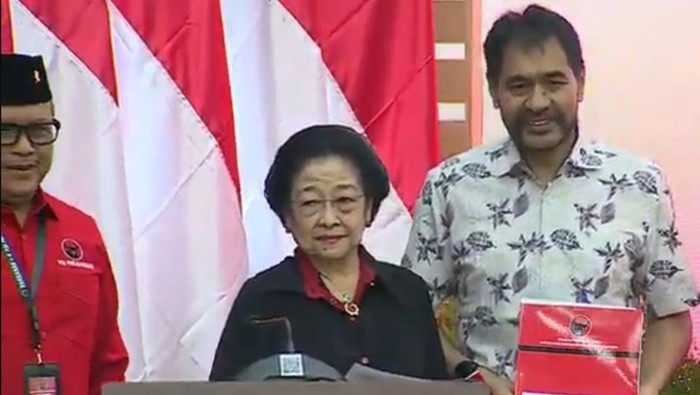 Muzakir Manaf alias Mualem menerima SK dukungan dari PDIP. (Foto: Screnshoot Youtube PDIP).