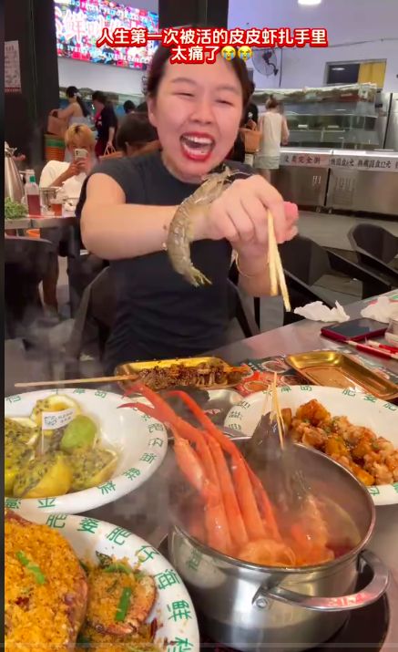 Ngeri! Wanita Ini Dipatil Udang Mantis saat Makan Suki