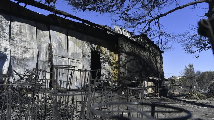 Pabrik hingga Gym di Yunani Hangus Dilalap Kebakaran Hutan A damaged gym is seen in Nea Penteli, suburb of Athens, on Tuesday, Aug. 13, 2024, following a major wildfire that has burned into the northern suburbs of the Greek capital, triggered multiple evacuations. (AP Photo/Michael Varaklas)