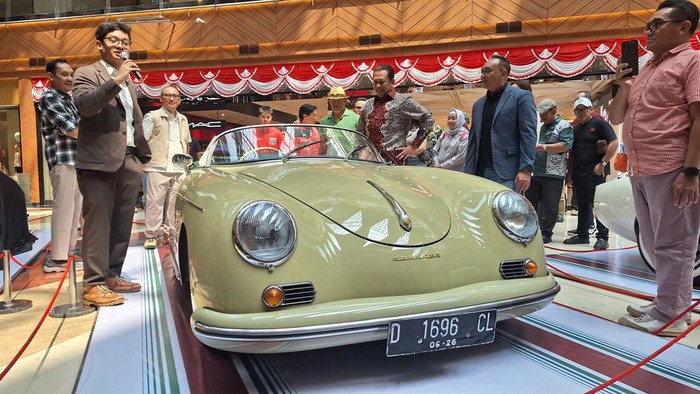 Pameran Mobil Klasik Tuksedo Studio di PIM Jakarta