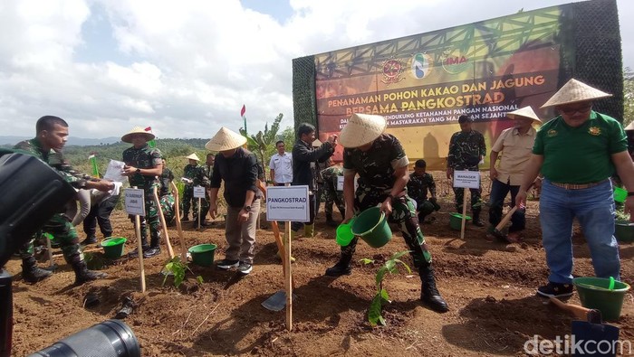 Pangkostrad melakukan penanaman jagung hingga kakao di Tasikmalaya