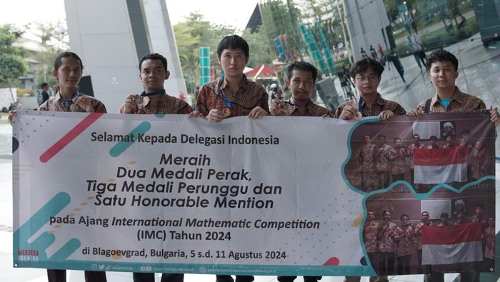 Para mahasiswa peraih medali dan penghargaan kompetisi matematika internasional IMC 2024.