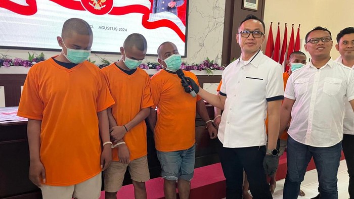 Para tersangka judi online di Mojokerto saat dihadirkan dalam jumpa pers