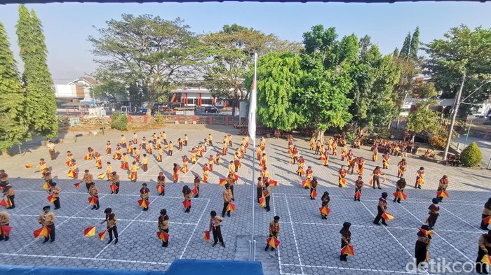 Parade bendera semaphore siswa SDI Kardina Massa Kota Blitar
