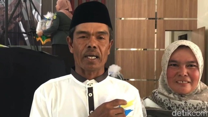 Pasangan Ojo dan Nani saat nikah massal di PA Majalengka