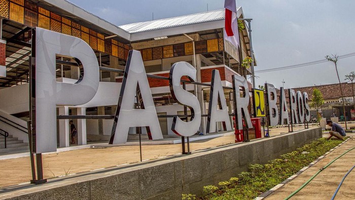 Pekerja berjalan di Pasar Baros, Kabupaten Serang, Banten, Rabu (14/8/2024). Proyek renovasi Pasar Baros yang dibangun dua lantai dengan luas bangun 4.421 meter persegi dan anggaran sebesar Rp29,8 miliar tersebut memiliki fasilitas 219 unit kios dan 147 los serta mampu menampung 366 pedagang dan ditargetkan dapat ditempati pada akhir Agustus 2024. ANTARA FOTO/Angga Budhiyanto/gp/foc.