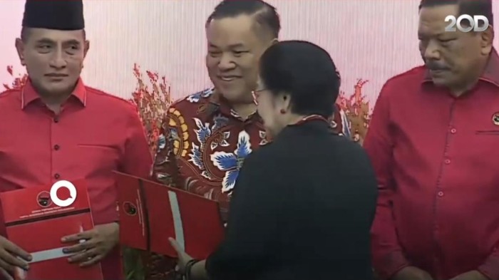 PDIP menyerahkan dukungan ke bakal calon kepala daerah. (Istimewa)