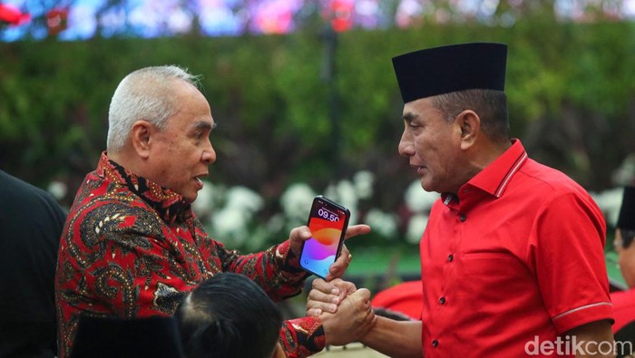 PDIP Serahkan 305 Surat Rekomendasi Calon Kepala Daerah 2024 PDIP memberikan surat rekomendasi kepada bakal calon kepala dan wakil kepala daerah untuk Pilkada 2024. Total ada 305 calon kepala daerah yang diberi surat rekomendasi.