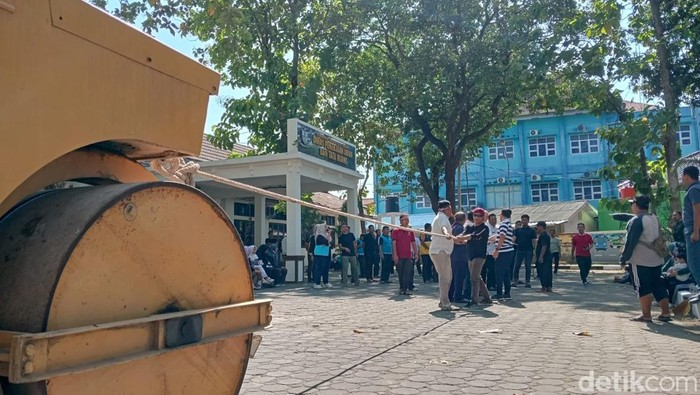 Pegawai DPUTR Kota Cirebon adakan lomba tarik stoom.