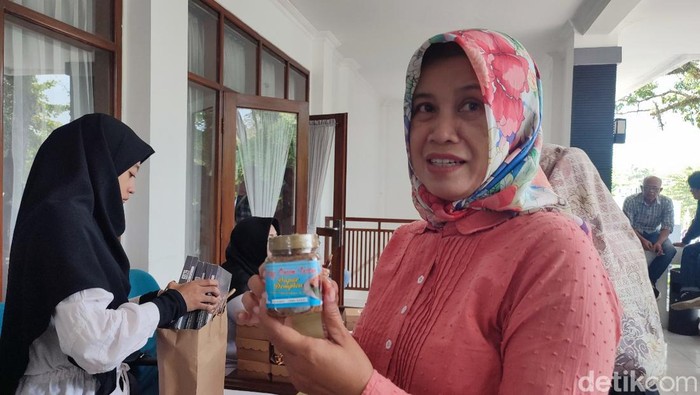 Pelaku UMKM Ciamis menunjukan produknya yang berharap bisa masuk ritel modern.