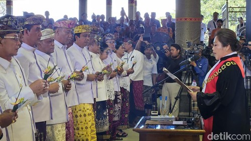 Pengambilan sumpah jabatan DPRD Klungkung periode 2024 - 2029, di Balai Budaya Ida Dewa Agung Istri Kanya, Klungkung, Rabu (14/8/2024). (Foto : Putu Krista / detikBali).