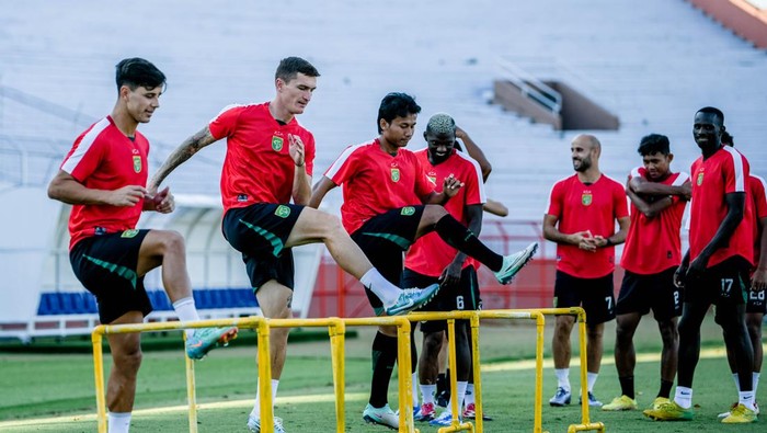 Pemain Persebaya saat sesi latihan