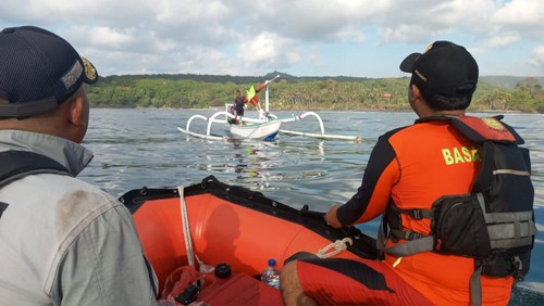 Basarnas Karangasem saat mencari pemancing hilang di Pantai Pasir Putih, Karangasem, Rabu (14/8/2024). (dok. Basarnas Karangasem)