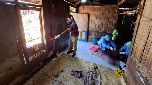 Anggota Polres Sikka melakukan olah TKP pembunuhan, Rabu (14/8/2024).