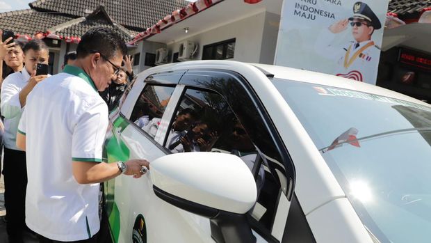 Pemerintah Kabupaten (Pemkab) Bandung mengalokasikan mobil pelayanan kelurahan (Moyan) kepada 10 kelurahan di Kabupaten Bandung.