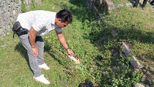 Polisi evakuasi tas hitam diduga berisi bangkai manusia ternyata bangkai anjing di Lingkungan Bandega, Kelurahan Tanjung Karang, Kecamatan Sekarbela, Kota Mataram. Foto: Humas Polsek Ampenan.