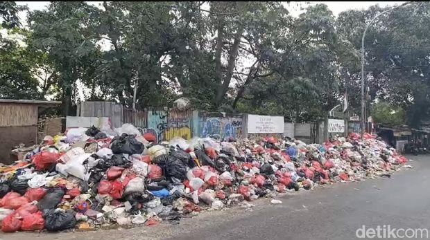 Penumpukan sampah terjadi di pinggir Jalan Raya Bogor, Cimanggis, Depok. Sampah itu meluber hingga hampir memakan setengah badan jalan. (Devi P/detikcom)