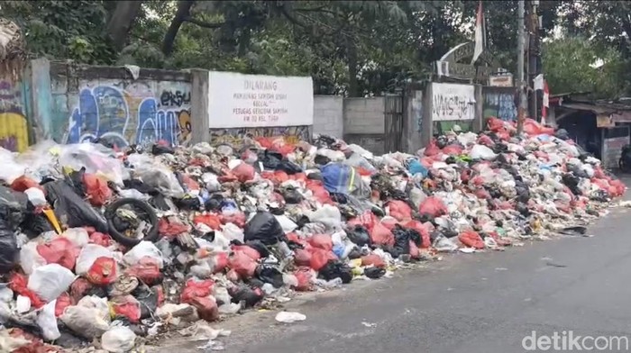 Penumpukan sampah terjadi di pinggir Jalan Raya Bogor, Cimanggis, Depok. Sampah itu meluber hingga hampir memakan setengah badan jalan. (Devi P/detikcom)