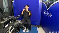 Di balik kegiatan Penutupan PKKMB RAJA BRAWIJAYA 2024, Daffa Satria bertugas sebagai Juru Bahasa Isyarat, memastikan setiap informasi tersampaikan dengan inklusivitas. Foto: (Callan Rahmadyvi Triyunanto/detikcom)